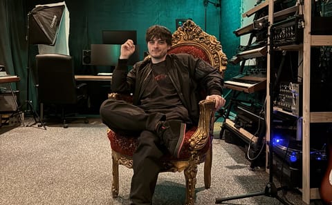 Producent Maks Jarczewski w&nbsp;studiu Flightcore