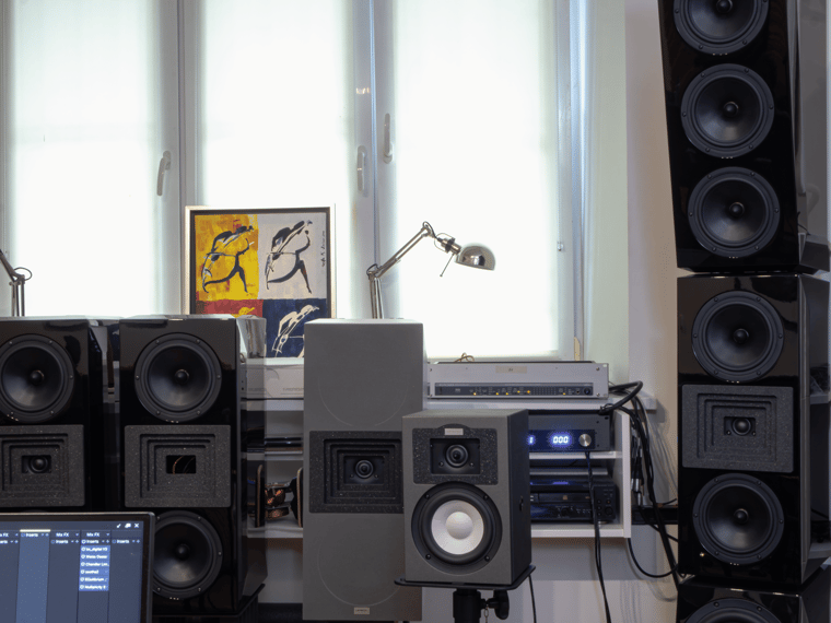 Master Room Flightcore z&nbsp;kolumnami odsłuchowymi i&nbsp;stanowiskiem masteringowym