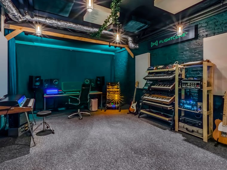 Studio 3 Flightcore ze stanowiskiem produkcyjnym i&nbsp;syntezatorami