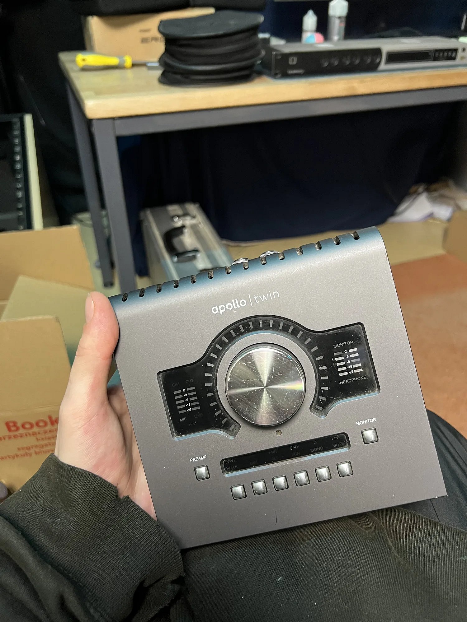 Interfejs audio Universal Audio Apollo Twin MK2 trzymany w dłoni