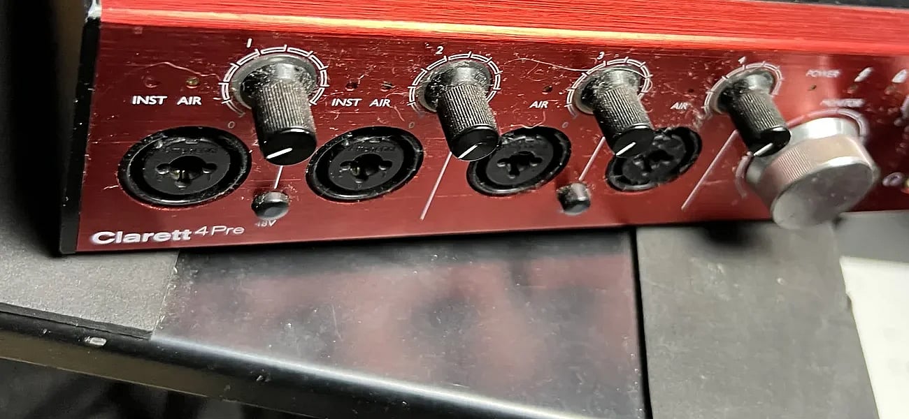 Przód interfejsu Focusrite Clarett 4Pre z pokrętłami gain nad wejściami