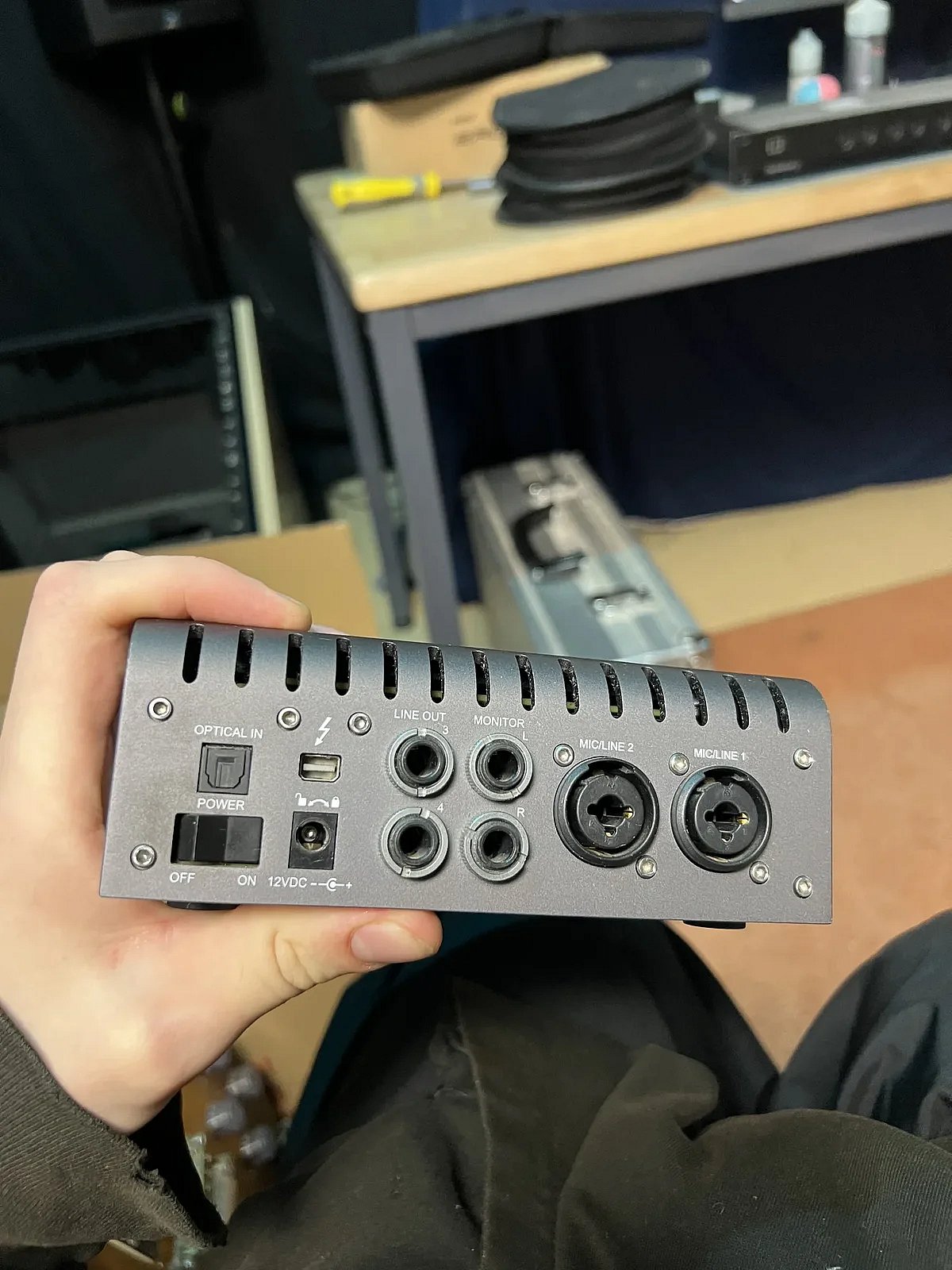 Tylny panel Apollo Twin MK2 z dwoma wejściami MIC/LINE