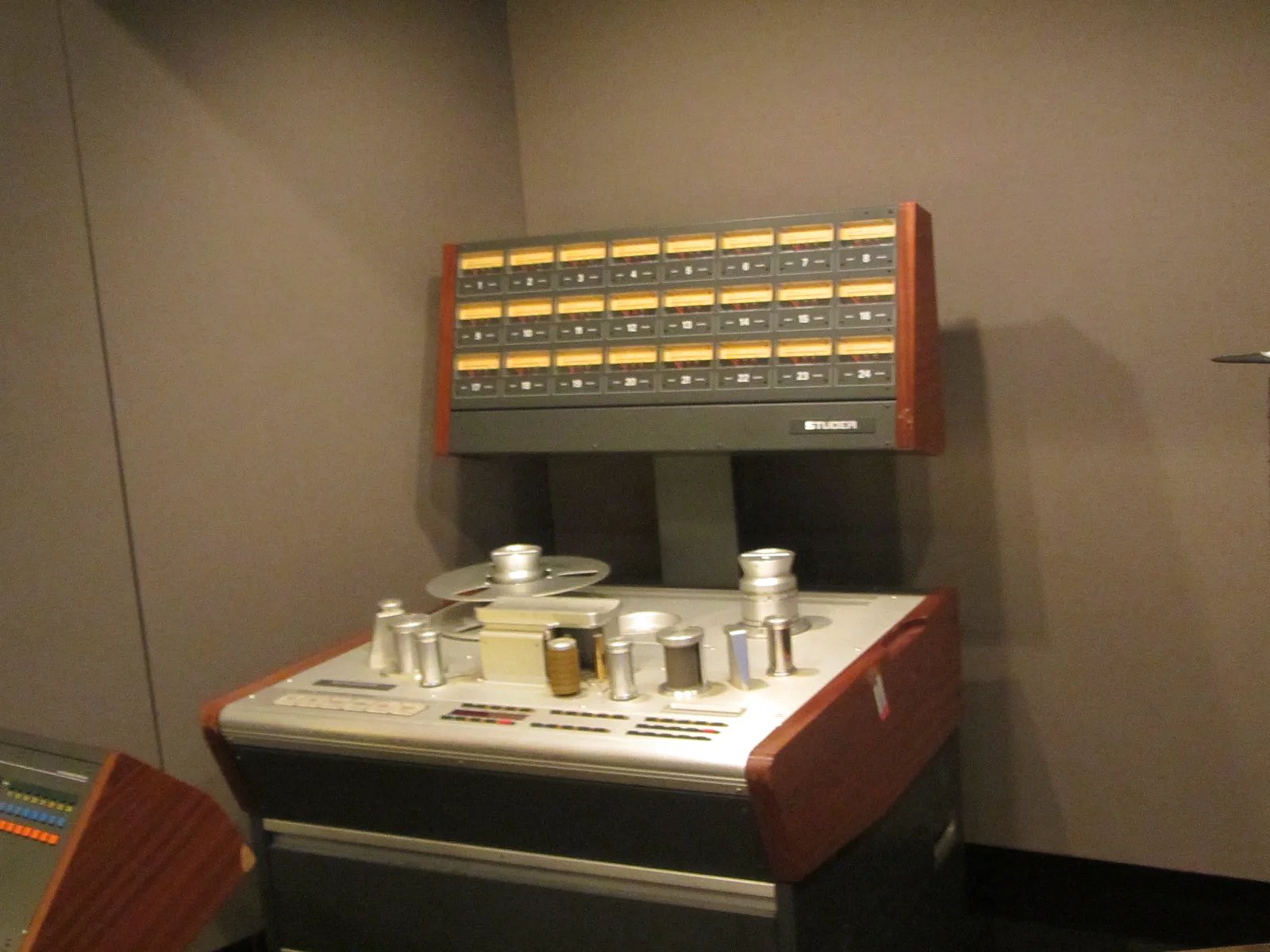 Magnetofon Studer 827 z mostkiem wskaźników 24 ścieżek