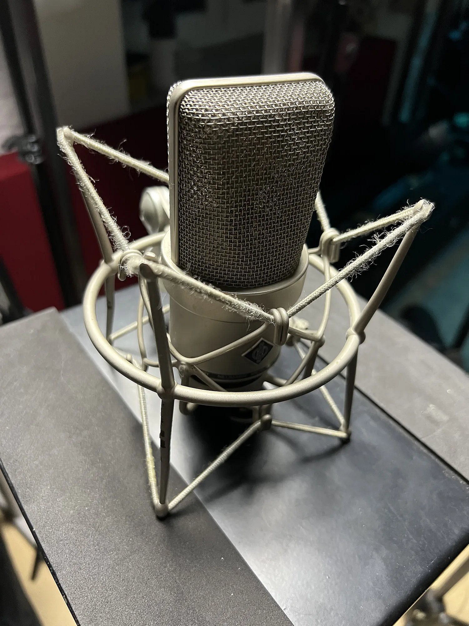 Mikrofon pojemnościowy Neumann TLM 170 w koszu na statywie