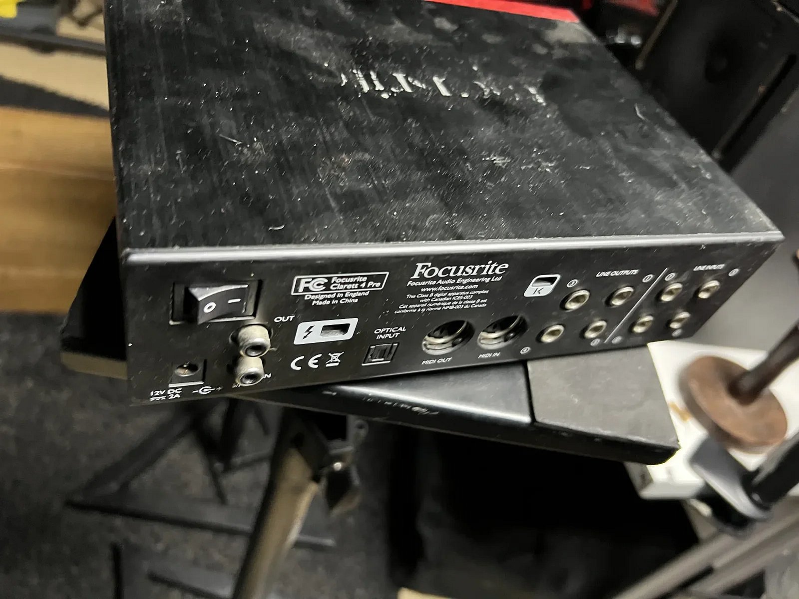 Tylny panel Focusrite Clarett 4Pre z wyjściami liniowymi i wejściami