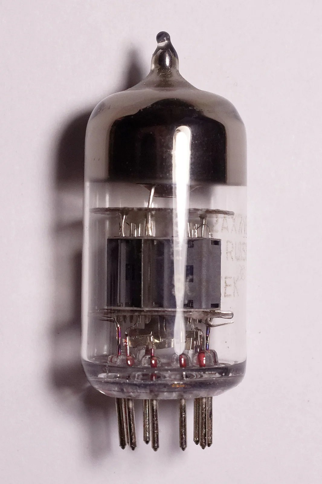 Lampa próżniowa 12AX7 z widocznymi elektrodami